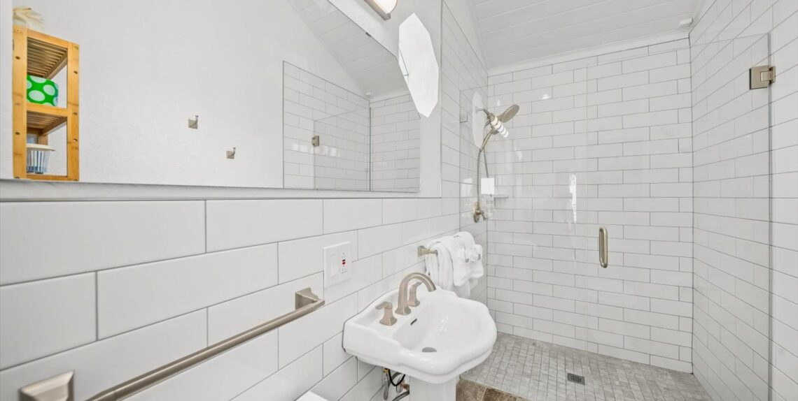 Magnolia bathroom-DSC02672