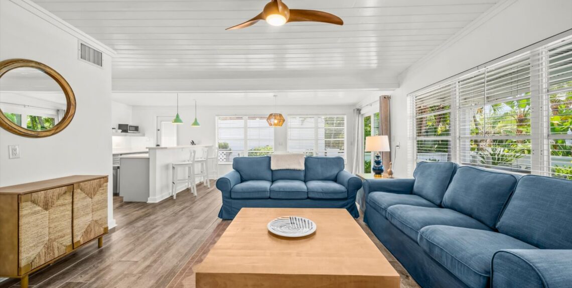 The Cottage living room-DSC02275
