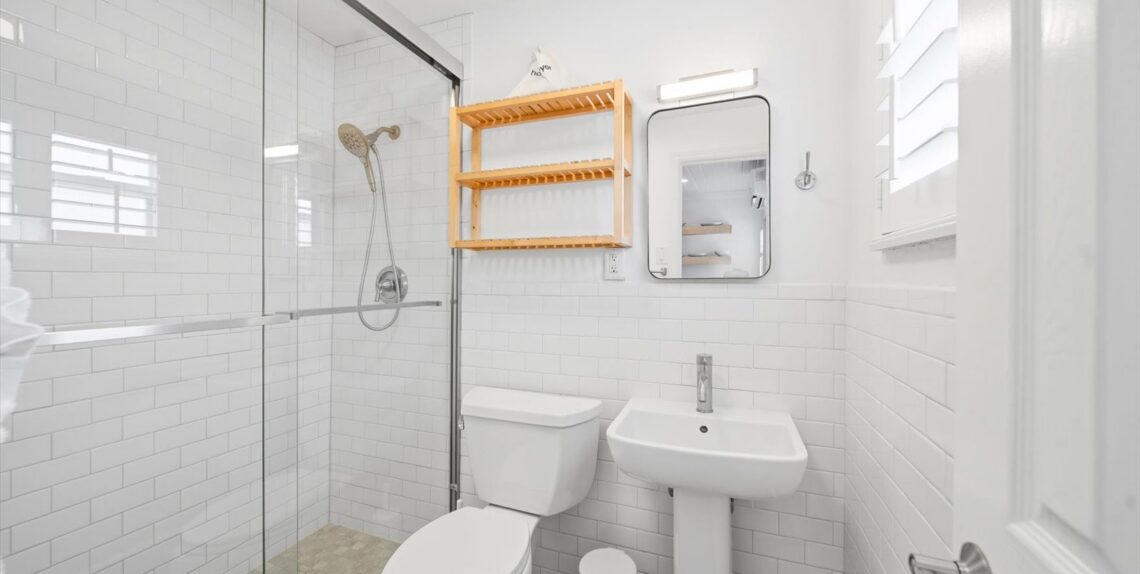 Juneberry bathroom-DSC03191