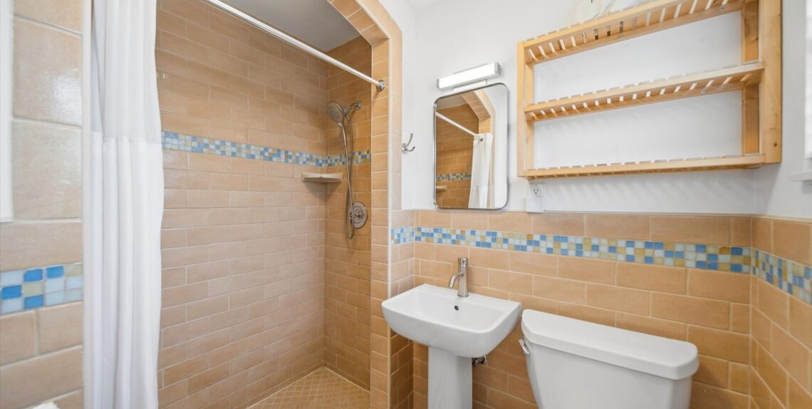 Sunset bathroom-DSC03146