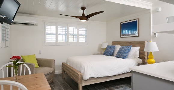 Clementine room with bed, TV, chair, table chairs